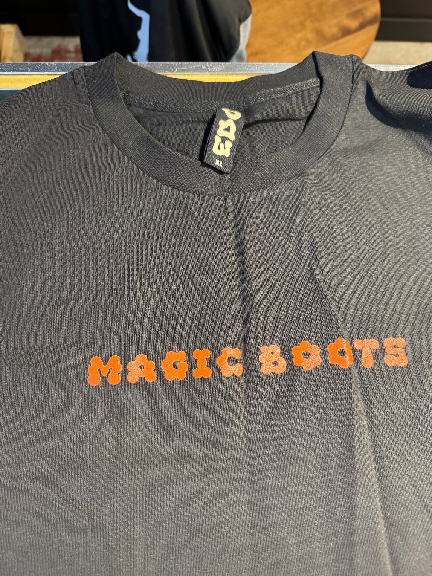 MAGIC BOOTS: Flowers Tee Black