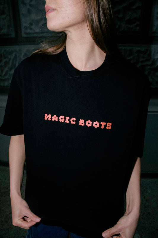 MAGIC BOOTS: Flowers Tee Black